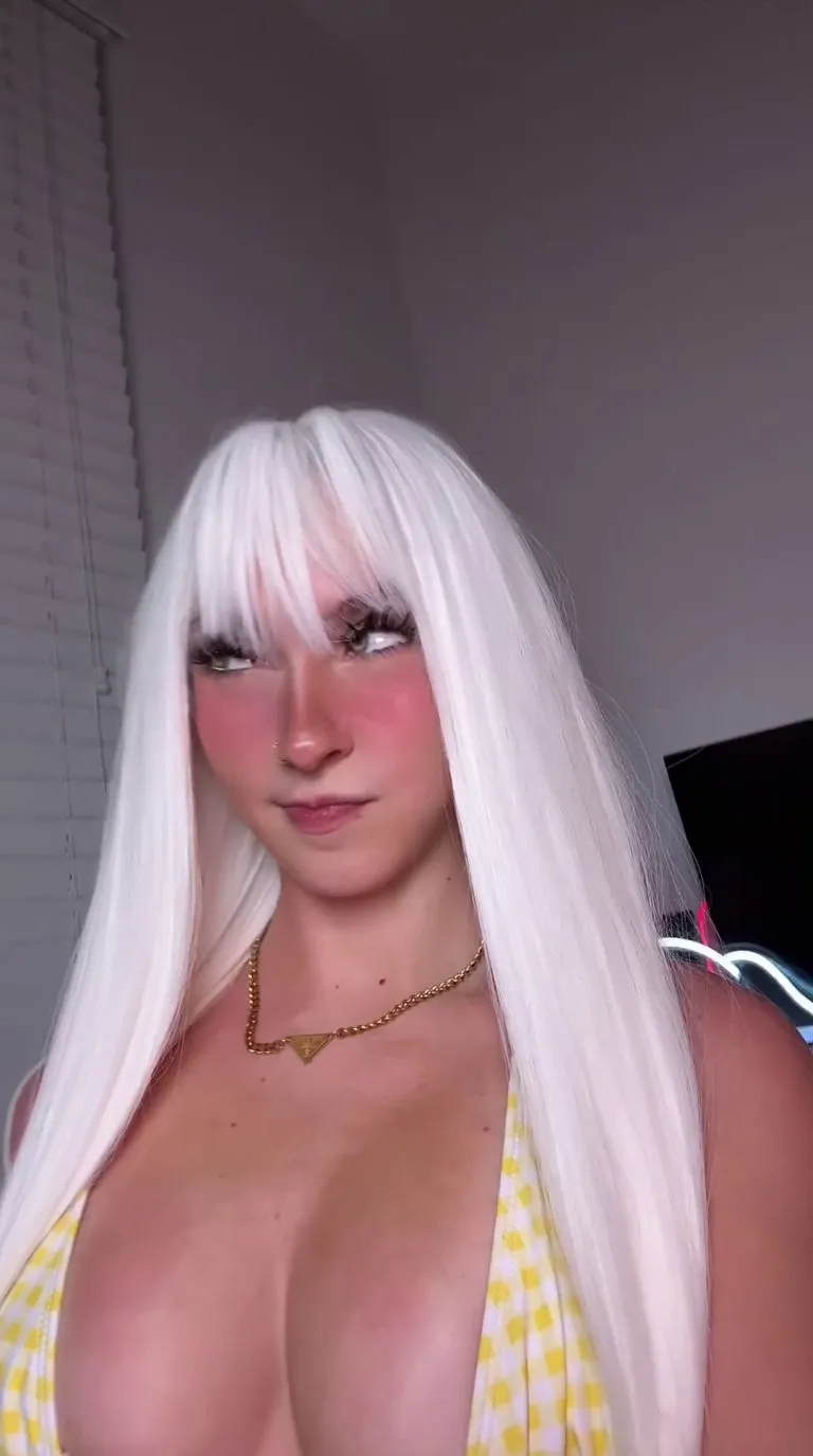 Coseplay latina girl down to play