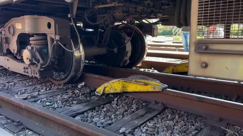 Re-railing a de-railed train car