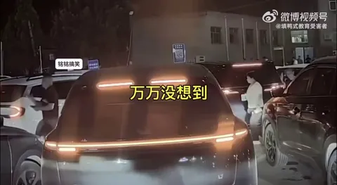 A smart way to merge into chaotic traffic