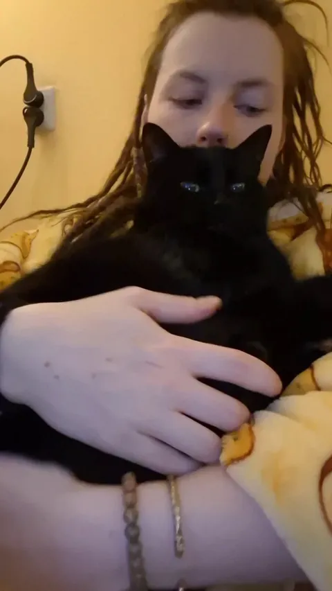 Ahw man, this cat 😭❤️ Had a hard time holding back laughter cus that was so darn cute