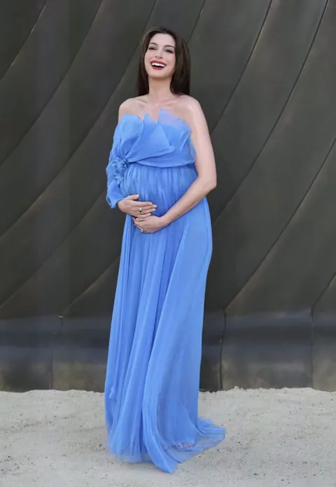 How to glisten like Anne Hathaway?