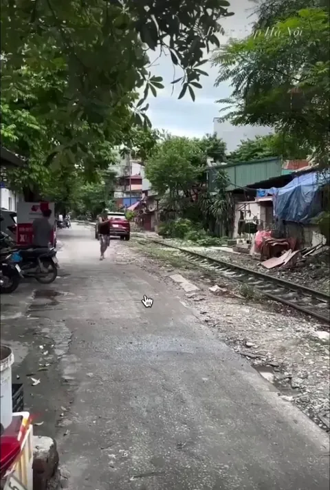 A red car parked on the rails hits a train in Vietnam 🇻🇳