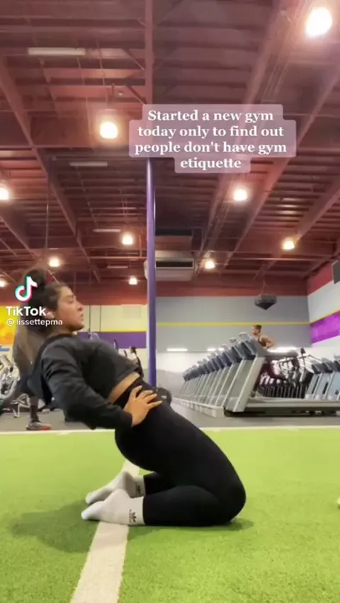 Chick gets offended cause someone dared to walk between her and her phone.