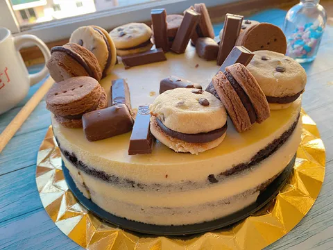 I made this cheesecake with chocolate cake layers for my bf’s birthday, I’m exhausted but I think it was worth it