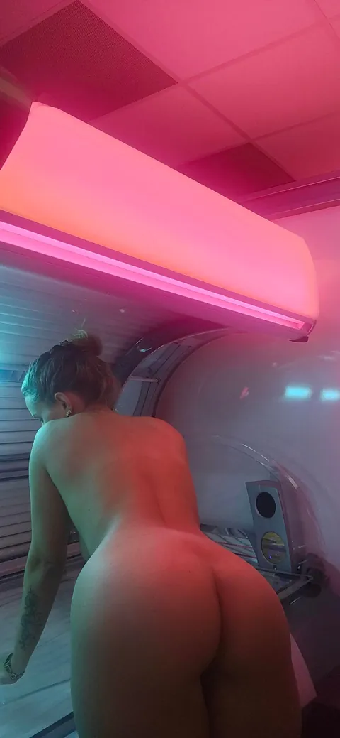 (Dutch) 90’s mom of 2 with 10 years work experience as a flight attendant..