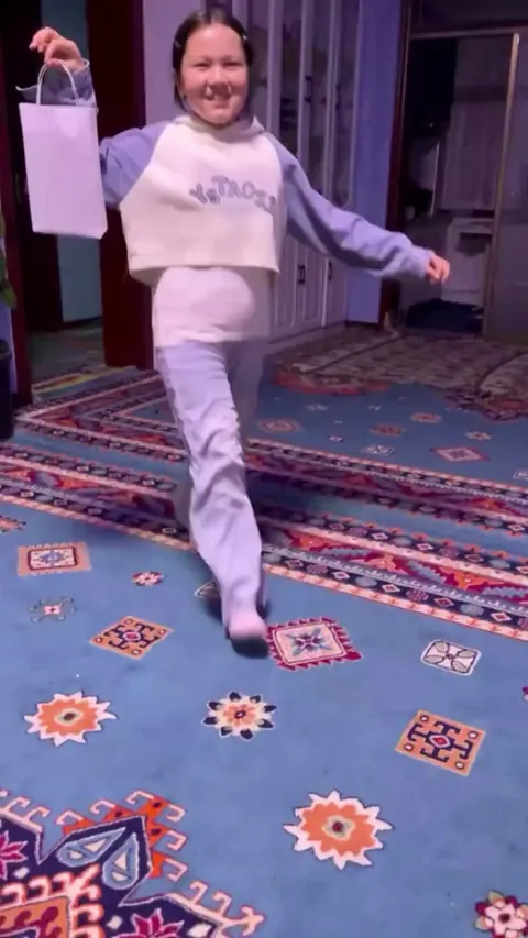 Sister got his brother iPhone 17