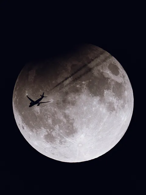 You people on flight TAP238 San Francisco to Lisbon just photobombed my lunar eclipse shot