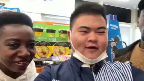 A Chinese person saw a Black couple and went live, thinking they didn’t understand Chinese, and started saying racist things about their race.😡