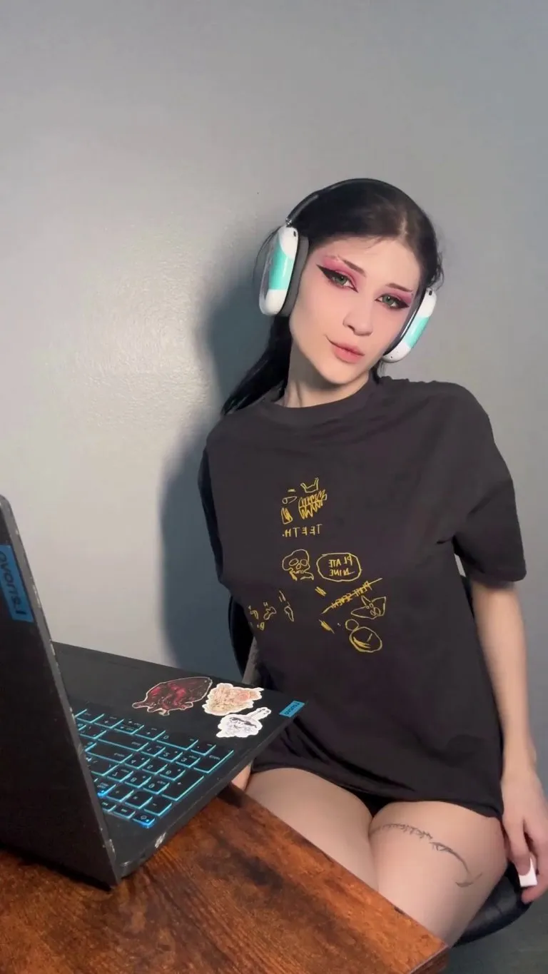 Play with my boobs while I play games(reveal)