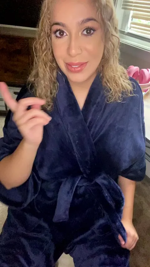 Let me tease you with my pregnancy glow and gushy swollen pussy