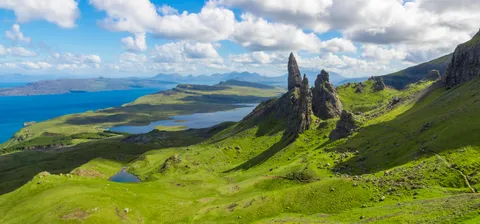 The Old Man of Storr, Isle of Skye, Scotland [5994 x 2794][OC]