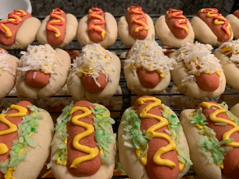 We have a running joke with my friends that I only cook hotdogs. I hope they enjoy thier Christmas cookies!