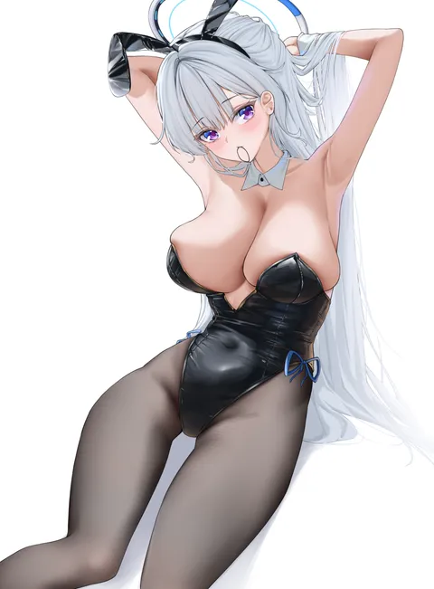 Noa bunny tying her hair (lahuaaaYO / lanhua227)