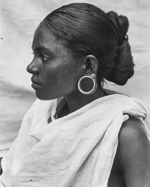 These 1926 portraits of Indians taken by German anthropologist Egon von Eickstedt during his travels which took him through India, Ceylon (modern-day Sri Lanka), and Burma