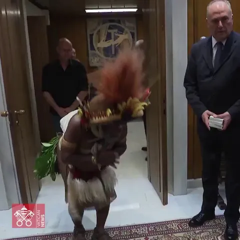 Chief of indigenous community in Papua New Guinea meets the Pope