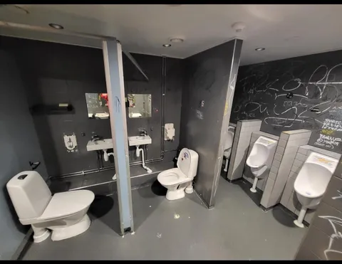 This clubs toilets have no doors