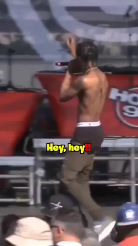 Travis Scott humiliates photographer before kicking him off stage… for doing his job