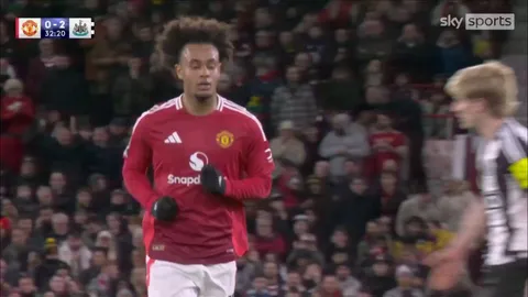 Zirkzee subbed off as Old Trafford jeer the player and cheer for the substitution '33