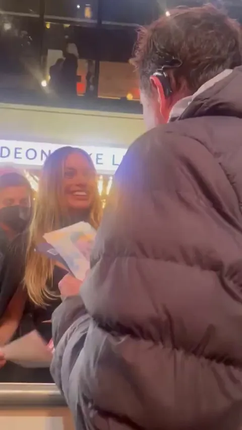 Margot Robbie shows a deaf fan Auslan sign language 