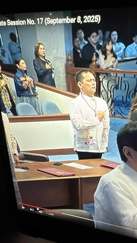 Did anyone else catch this? Sen. Robinhood Padilla seems to be making an obscene gesture during the national anthem, "Lupang Hinirang," at Senate Session No. 17.