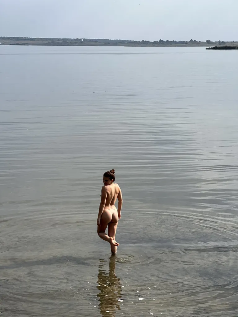 I accidentally saw people while swimming naked.