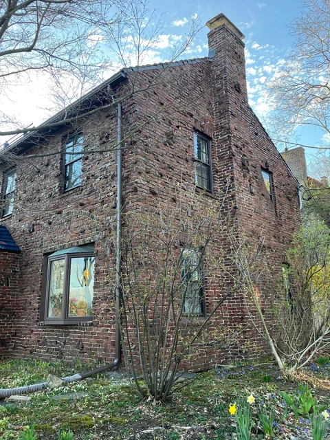 Is there any history behind the use of these “twisted” bricks I’ve seen on several houses in Boston/Cambridge?