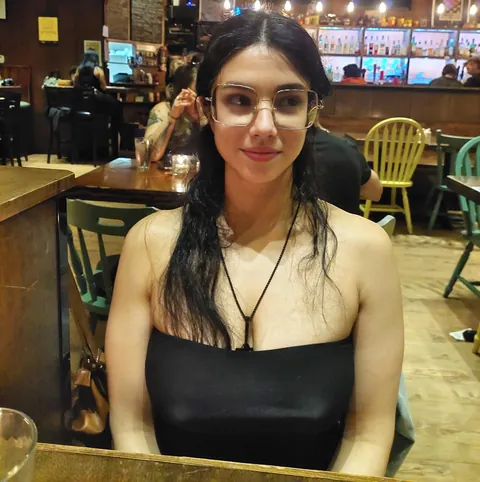 This black dress compliment the pokies perfectly