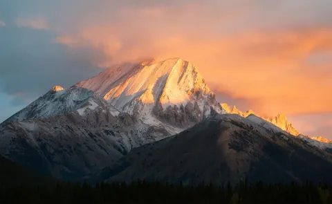 Morning Light Falls on the Canadian Rockies, Kananaskis, Alberta [OC][2048x1260]