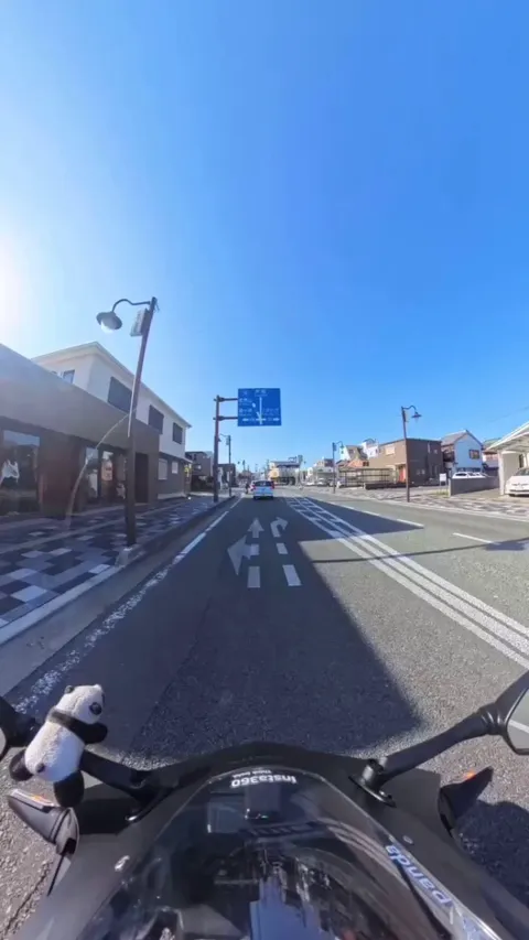 Japanese motorcyclist loses wallet while riding, a bus driver and others help him out.