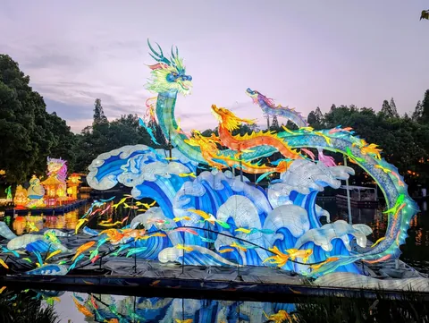 I randomly found Nanjing’s Qinhuai Lantern Festival, and it was breathtakingly beautiful