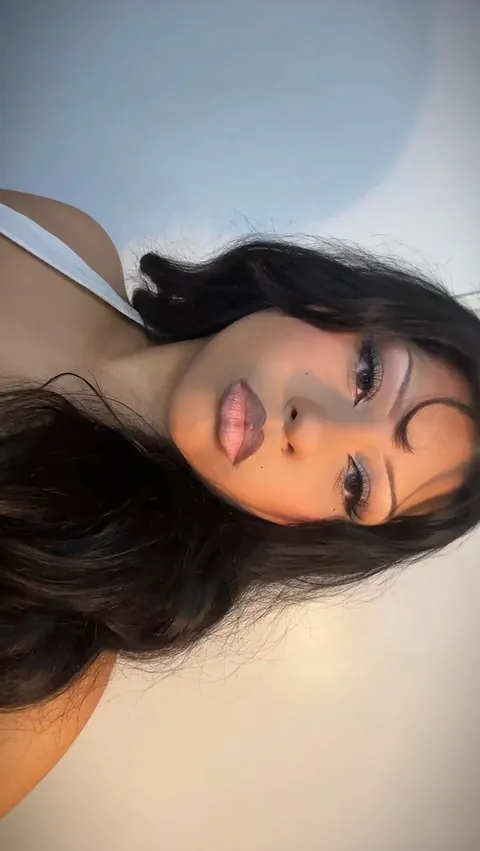 Just wanted to show off my makeup because I get ready once in a blue moon.. screenshots from a video!