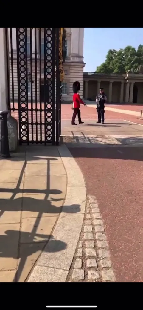 Queen’s Guard being a bro meeting a 5 year old fan outside Buckingham Palace