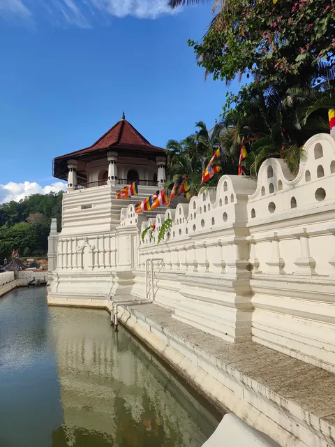 Sri Lanka : sun, tuk-tuks and mild disappointments.