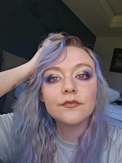 Is this giving black eye or iridescent?
