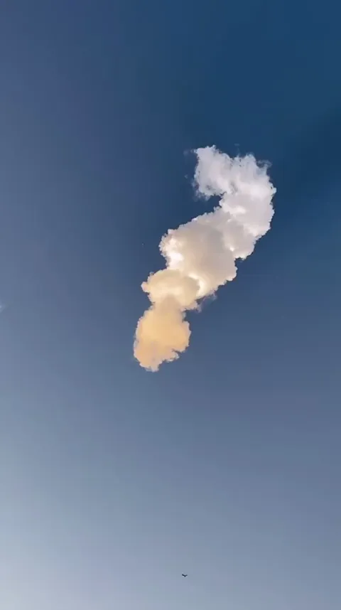 Space X catches a 20-storey sized booster using ‘chop Sticks’ mid air