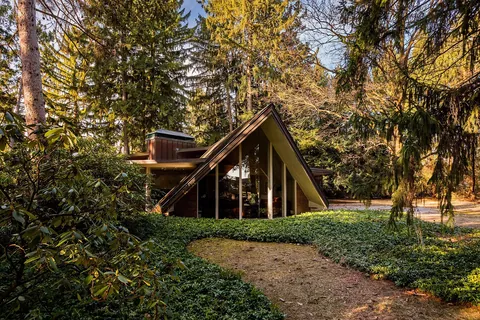 Secluded house (Bloomfield Hills, Michigan, US).