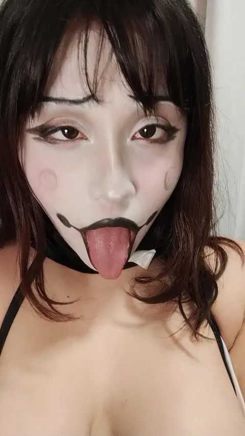 Can you rate my ahegao clown face from 1 to 10?🖤🖤🖤