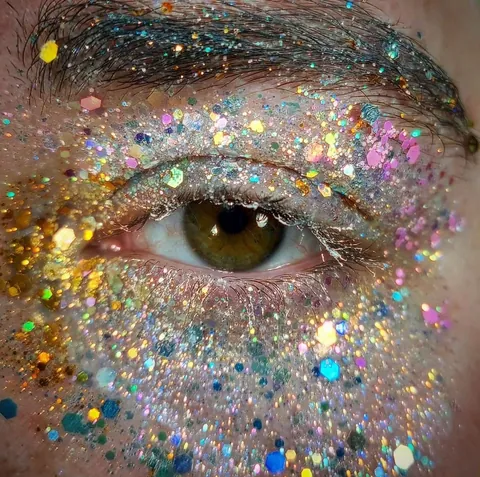 Lately I love doing looks that are fully glitter!!