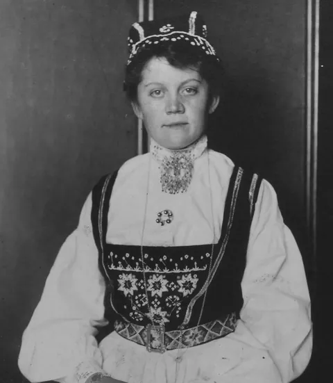 Immigrants arriving in the US through Ellis Island from 1906 to 1914 captured by photographer Augustus Frederick Sherman