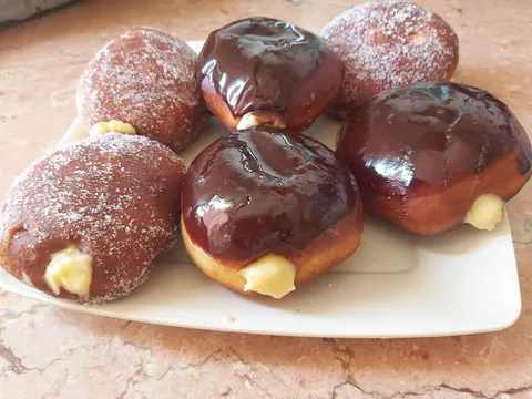 [Homemade] Glazed and Boston Cream Donuts