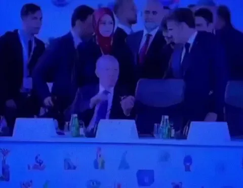 in 6th European Political Community Summit, After President Macron placed his hand firmly on President Erdogan's hand, Erdogan did not let go of Macron's finger. And this interesting moment occurred.