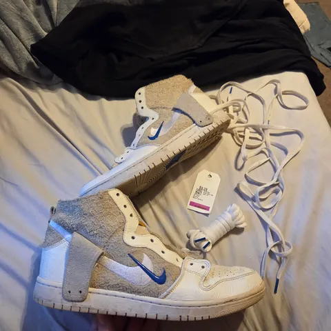 LITERALLY FOUND MY GRAIL AT SAVERS OMG