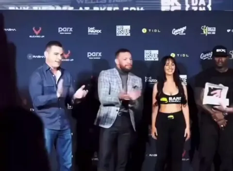 Being friendly at a weigh-in 🤣