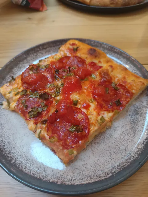 [Homemade] Pizza with kulen, spring onions