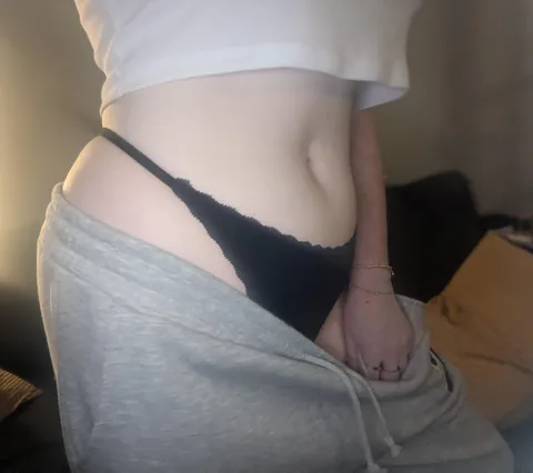 [F] Trying out my new bong 🌬️ almost too big to handle 😉