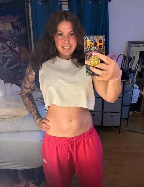 Born in 1999, 1 kid... Am I still hot? 🫣➡️ F27