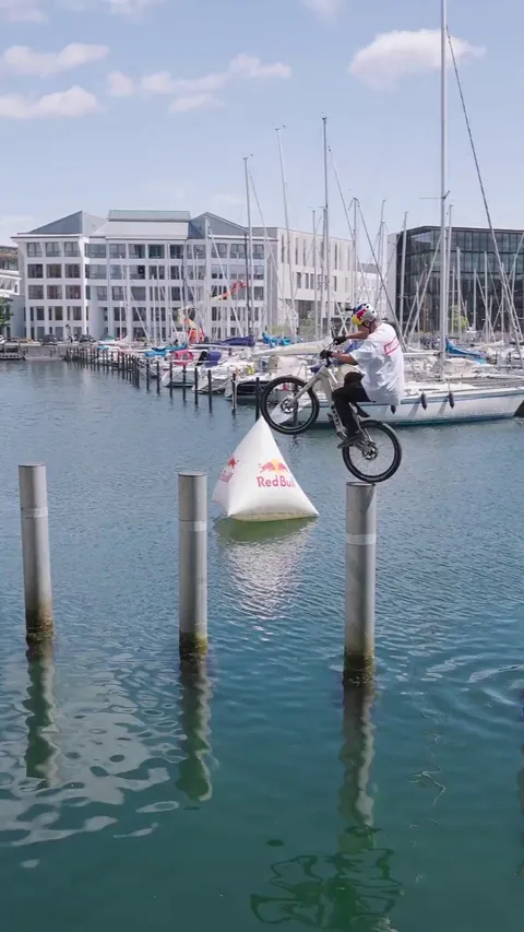 Tomomi Nishikubo jumping on poles