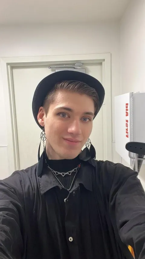 Genuinely terrified to post in this sub but this was my outfit for work yesterday. I work at Guess 