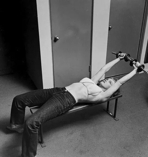 Marilyn Monroe hitting weights in between photoshoots 1952.