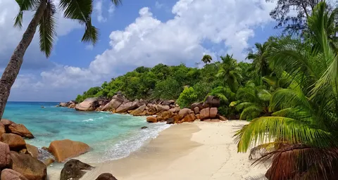 Nameless Beach, Seychelles [OC] [3607x1920]